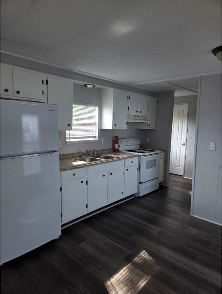 2537 Lakeview St - Photo 2 of 6