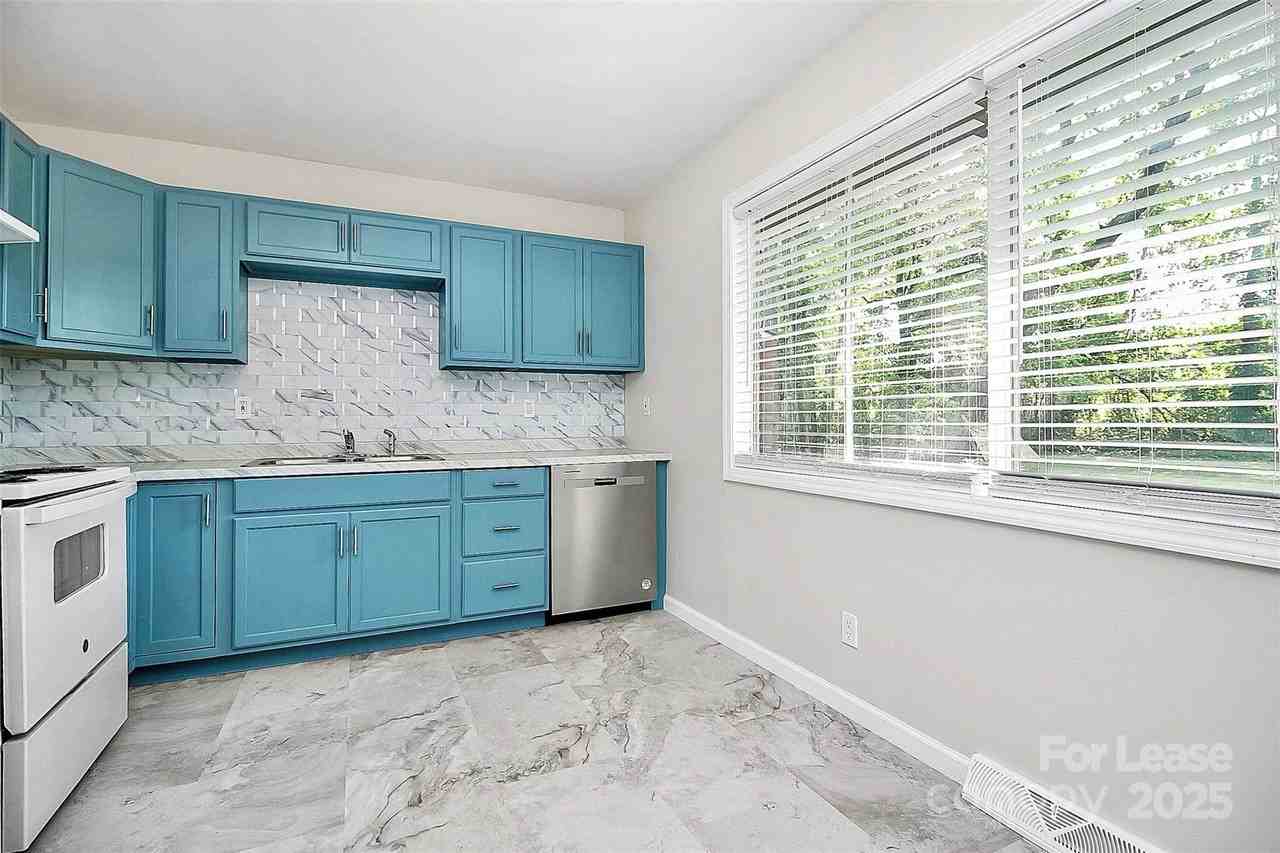 2244 English Dr - Photo 6 of 33