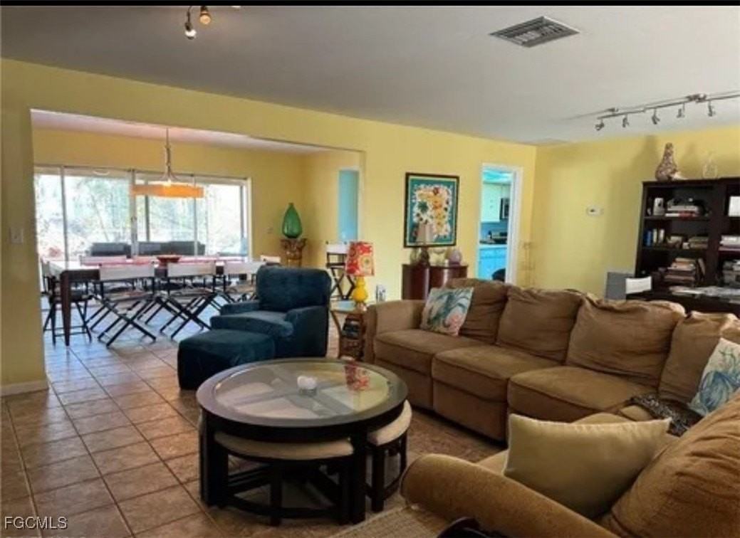 313 Se 16th Pl - Photo 2 of 14