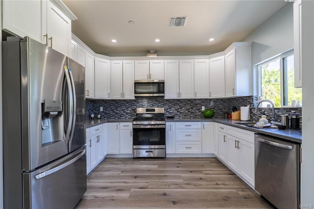 19560 Lanark St - Photo 3 of 8