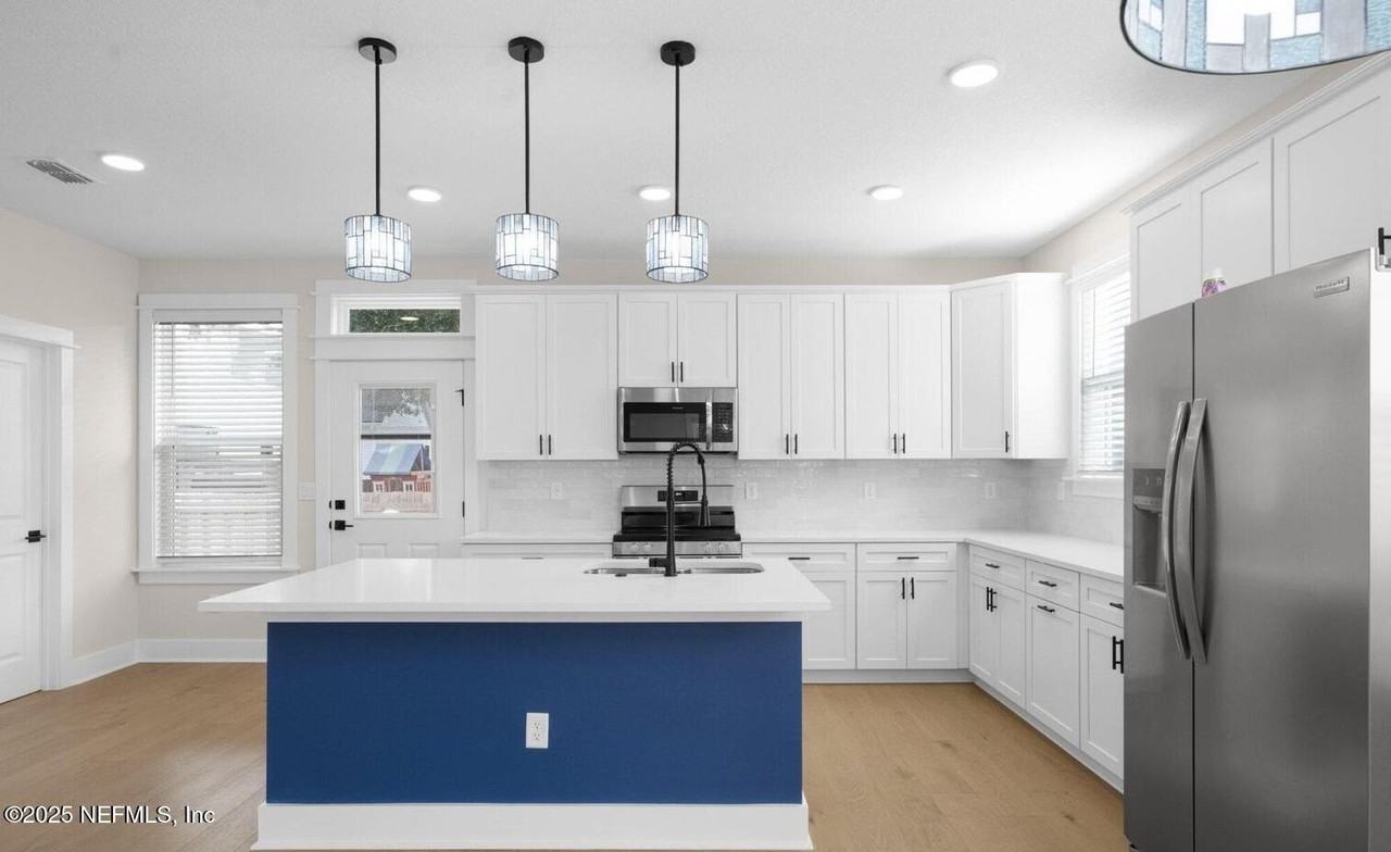 32 E 10th St - Photo 3 of 24