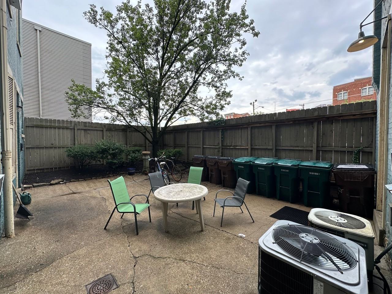1437 Main St - Photo 2 of 4