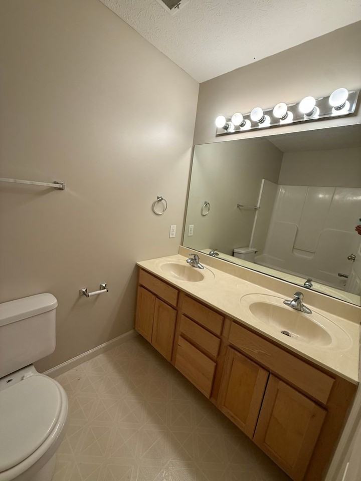 2616 E Oaklawn Ct - Photo 7 of 13