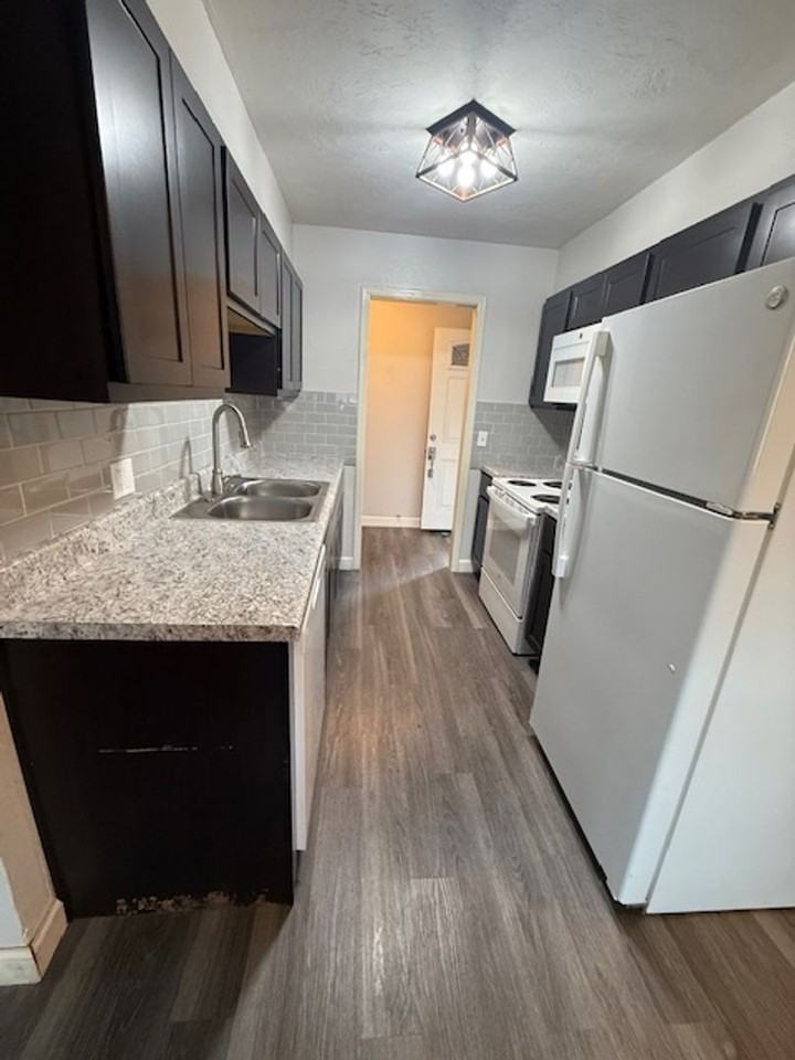 101 Bainbridge Rd - Photo 3 of 12