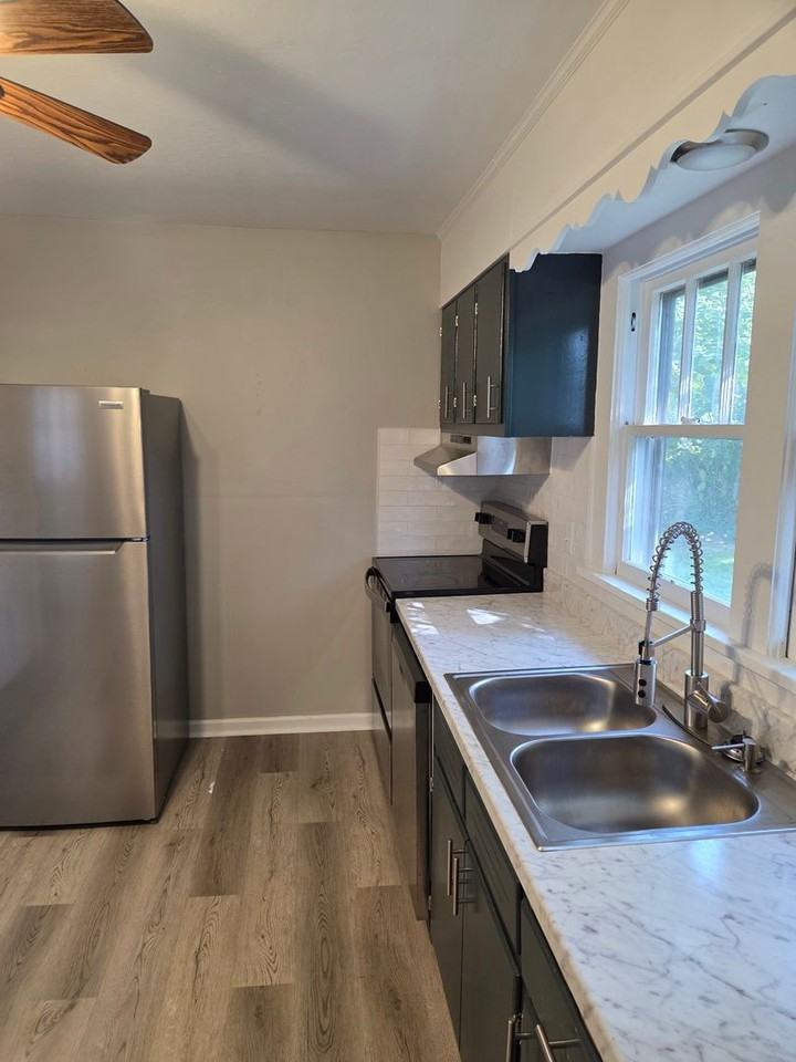 1546 1/2 Fuller St - Photo 3 of 23