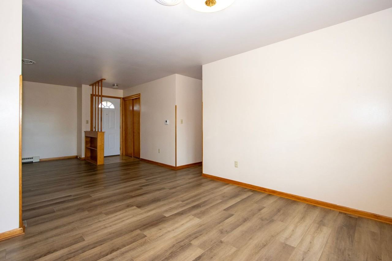 245 E Moreland Rd - Photo 4 of 27