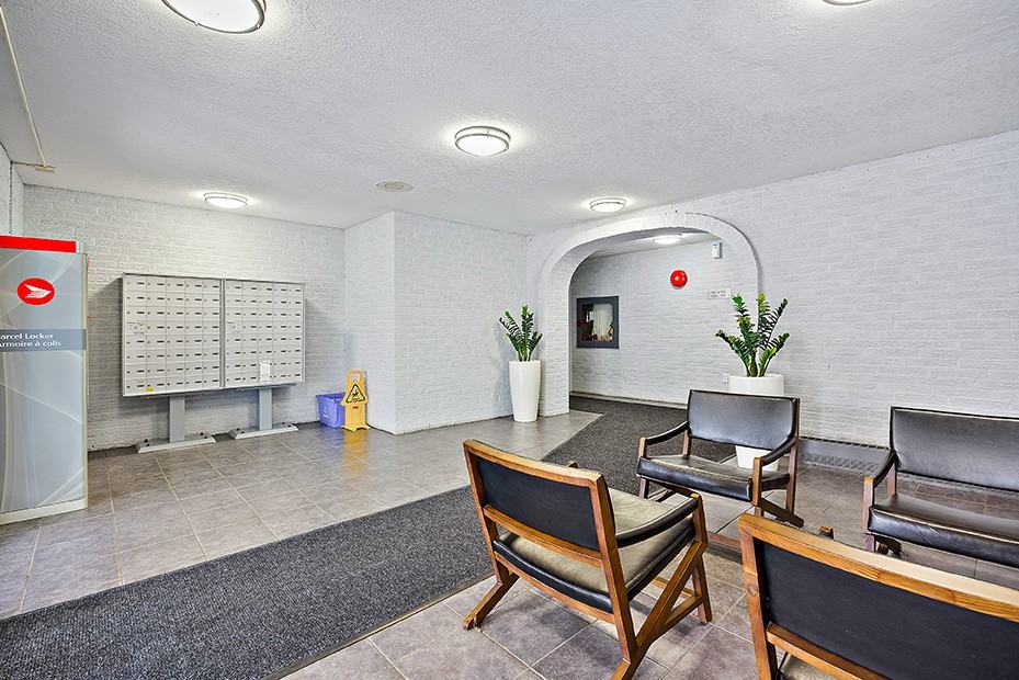 498 Queens Avenue - Photo 4 of 10