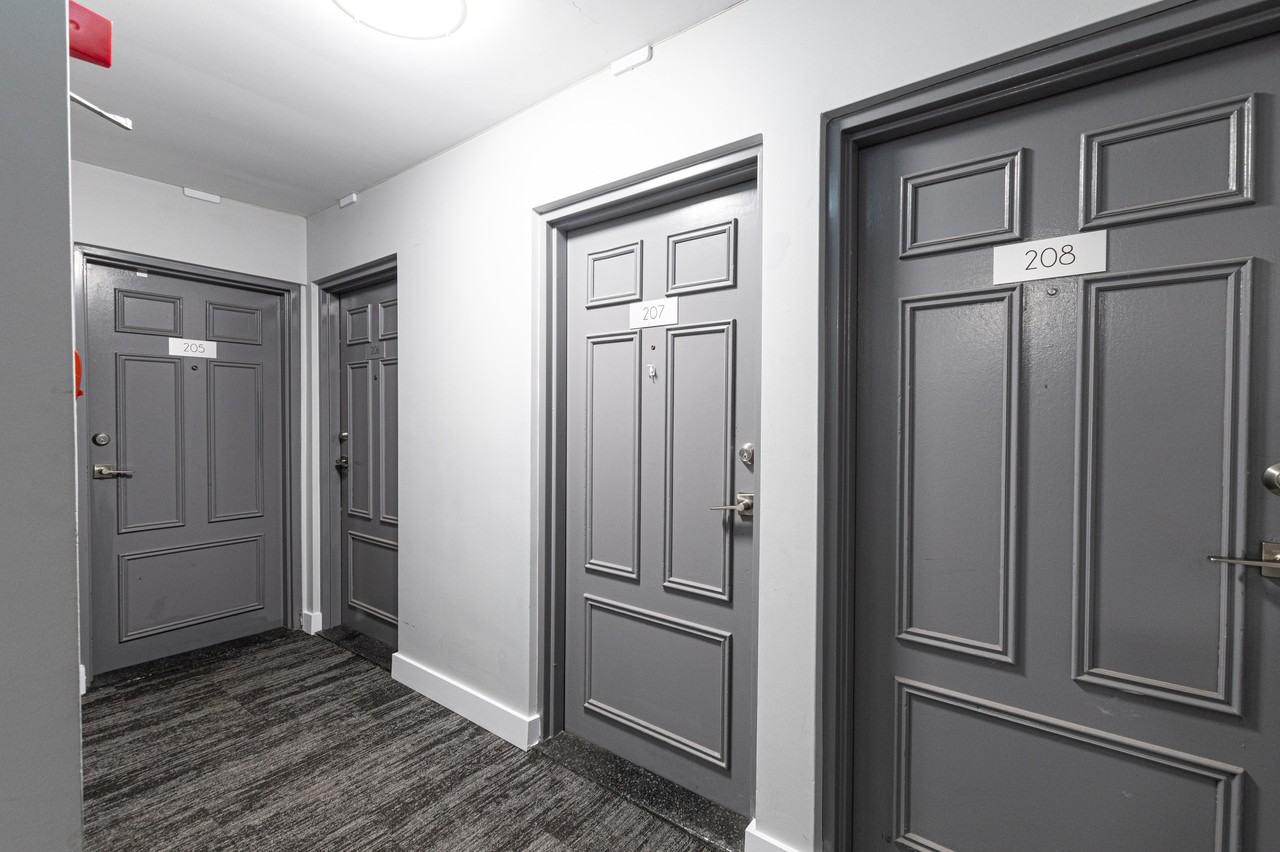 498 Queens Avenue - Photo 5 of 10