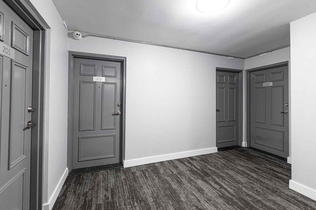 498 Queens Avenue - Photo 6 of 10