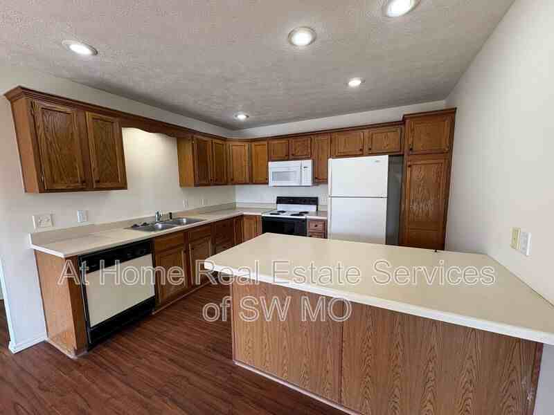 1260 W Butterfield Dr - Photo 6 of 15