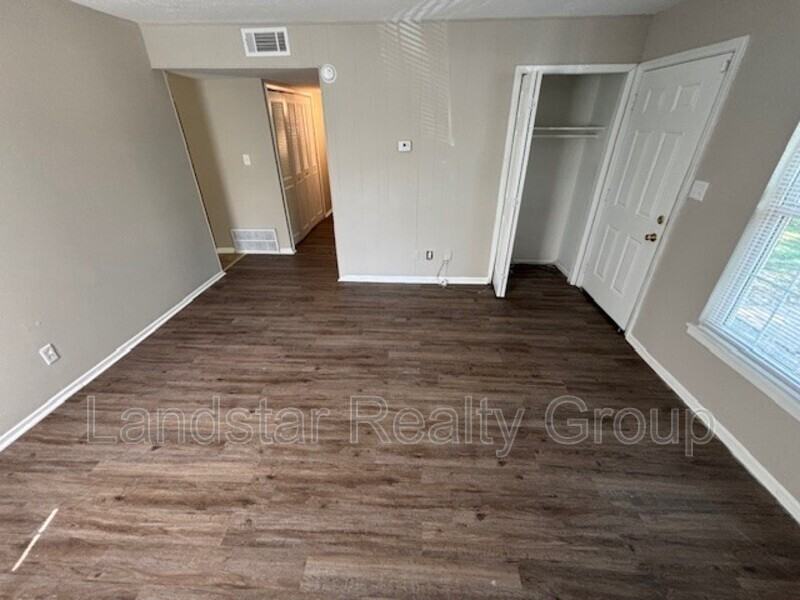 7728 Rochelle Rd - Photo 3 of 24