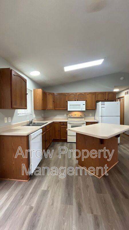 200 W Irving St - Photo 2 of 25