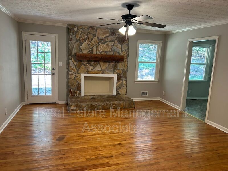 126 Harris St - Photo 2 of 11