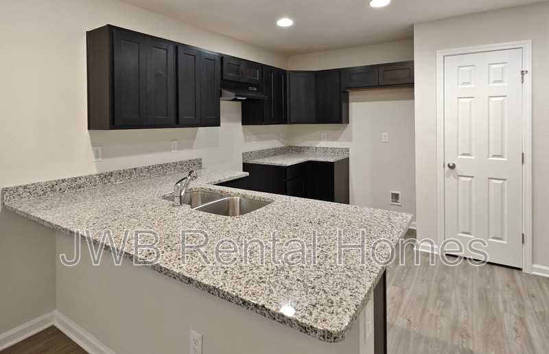 11137 Pine St - Photo 3 of 8