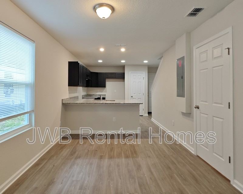 11137 Pine St - Photo 4 of 8