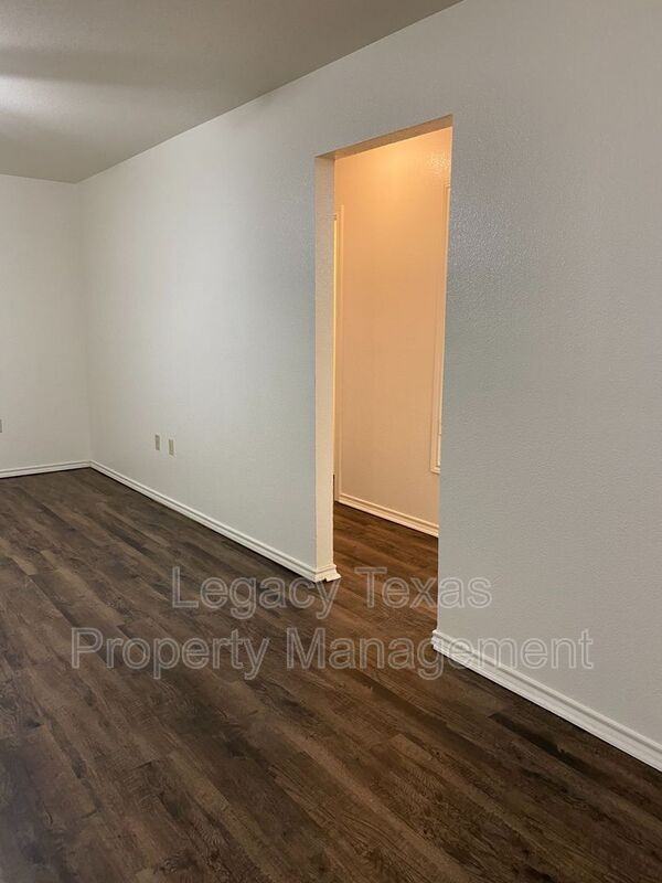 1106 Williams Ave #E - Photo 4 of 5