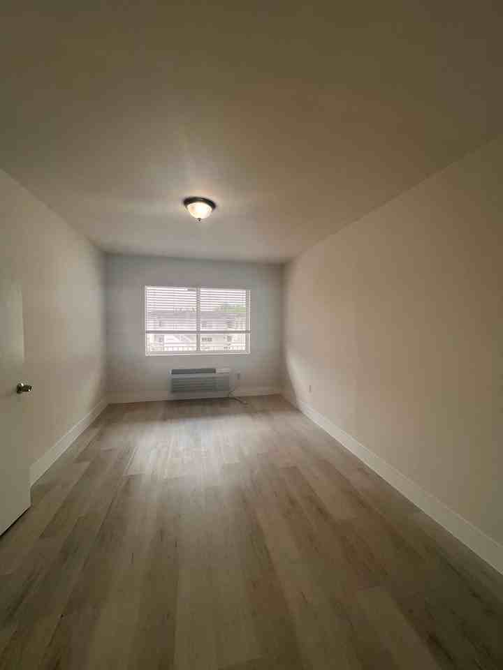 Menores 112533 | Coral Gables (Residential / near Business District – North Ponce/Douglas area) - Photo 7 of 34