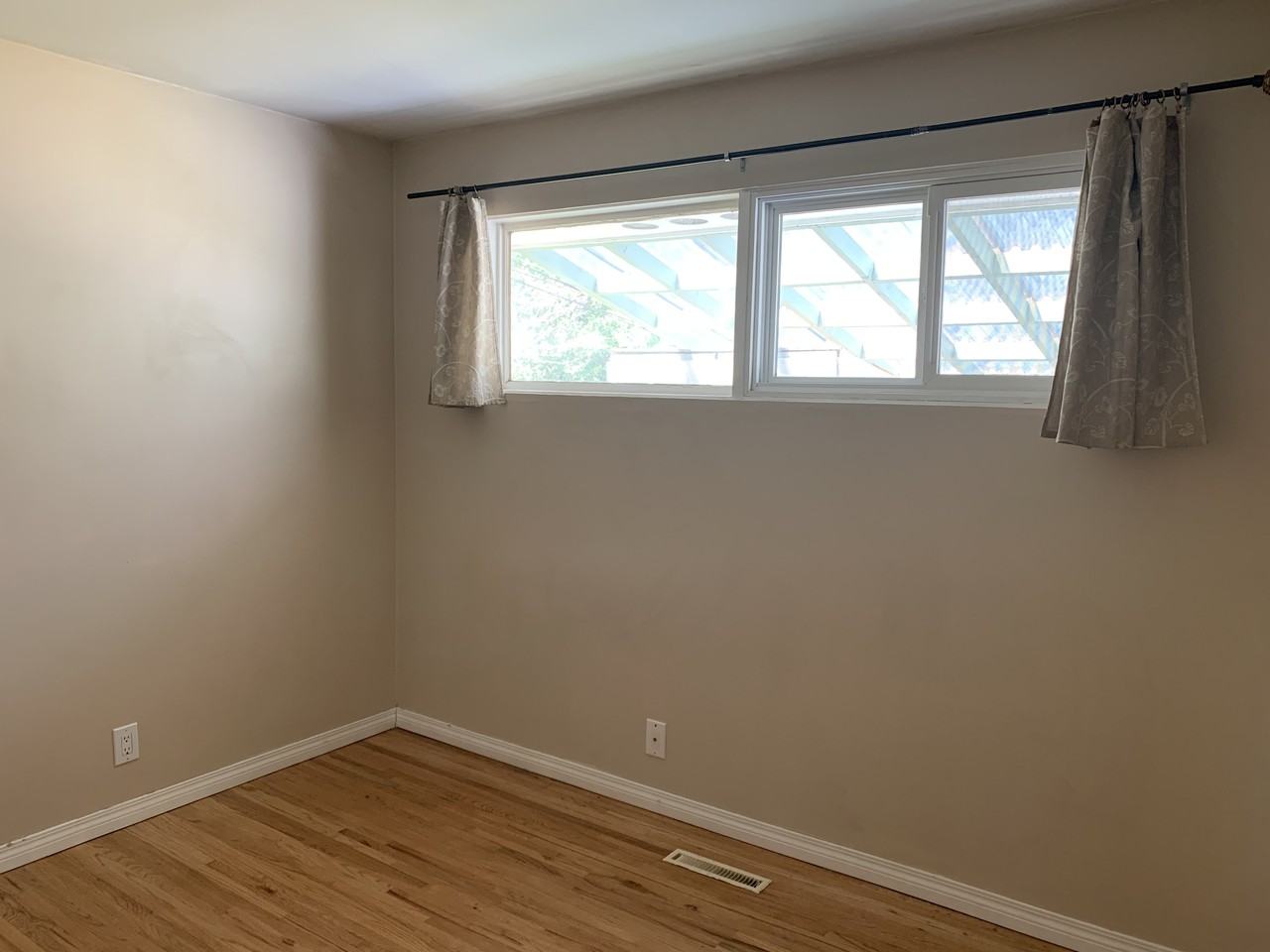 512 32 Avenue Northeast - Photo 3 of 21