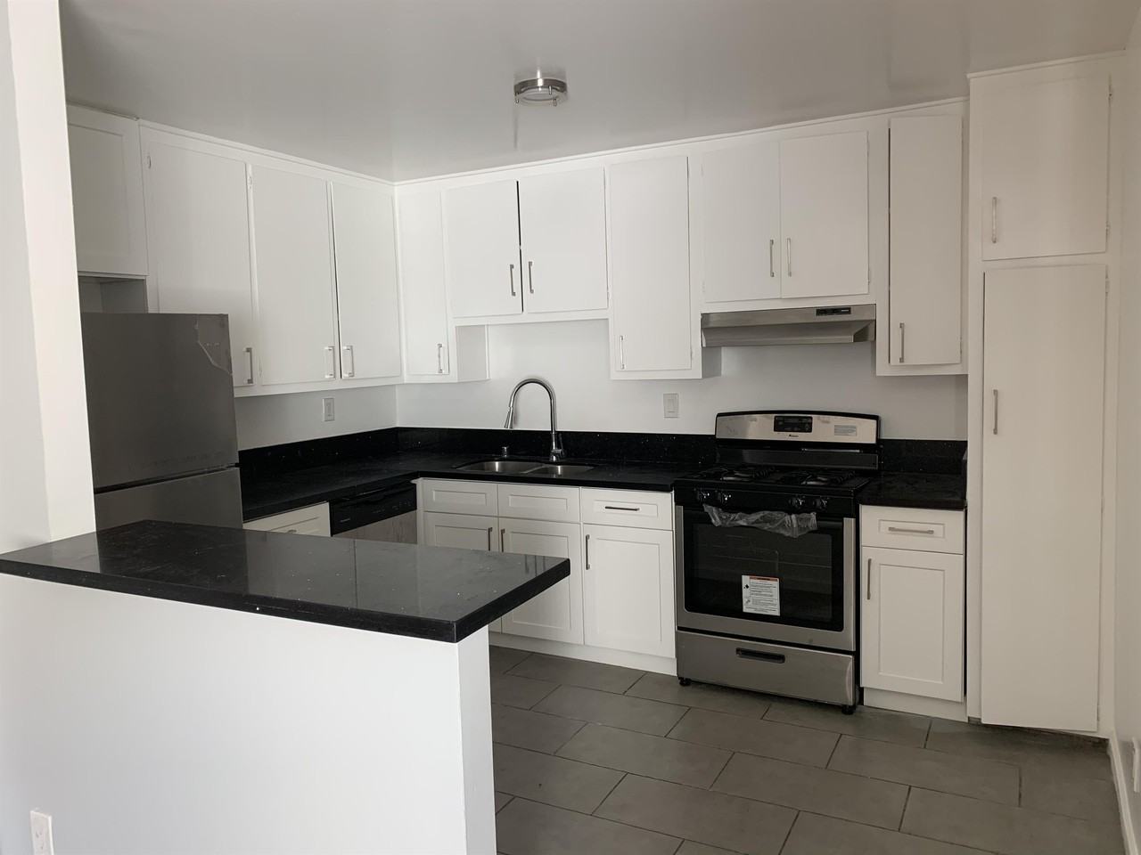 1925 West 20th Street - Photo 4 of 20