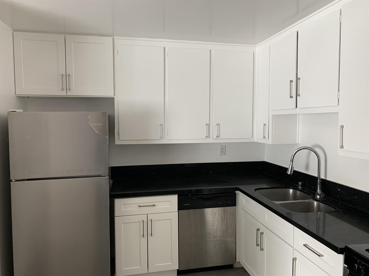 1925 West 20th Street - Photo 5 of 20