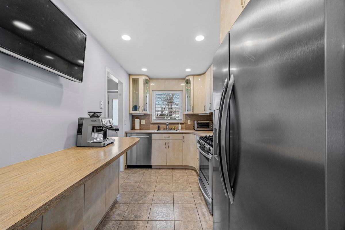 213 Colonial Ave - Photo 3 of 29