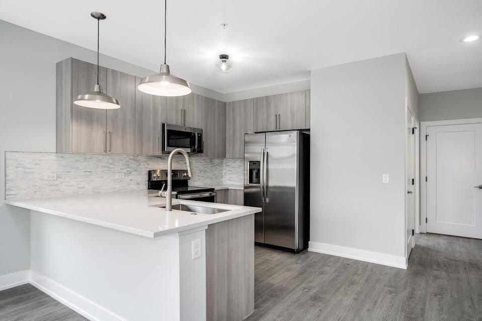 825 East 61st Street - Photo 4 of 18