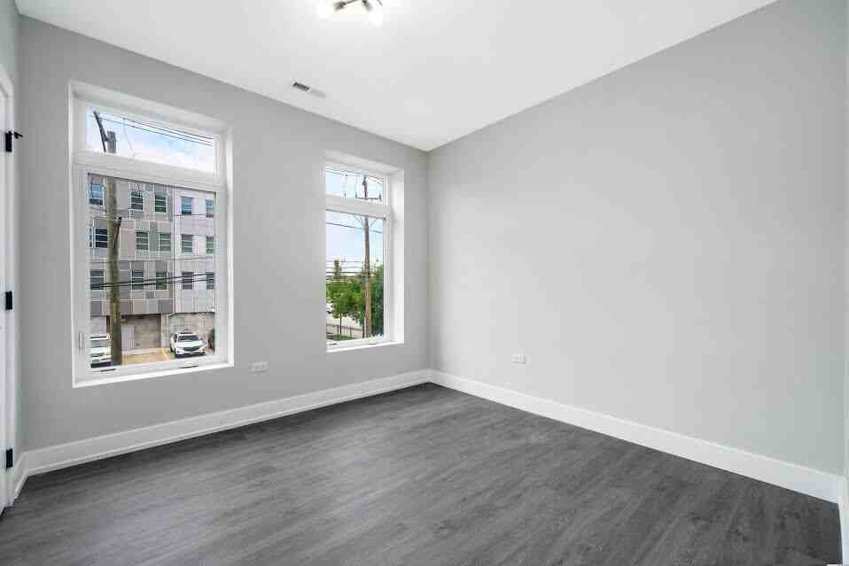 825 East 61st Street - Photo 6 of 18