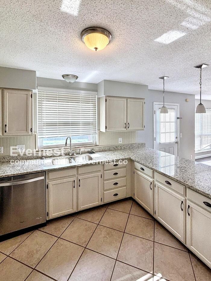 823 Haversham Dr - Photo 3 of 23