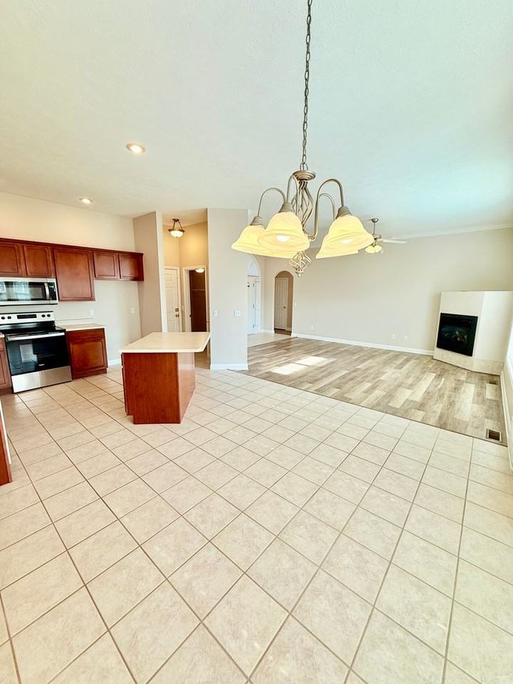1148 S Elmwood Ave - Photo 4 of 33