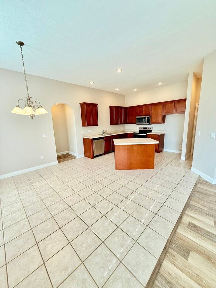 1148 S Elmwood Ave - Photo 5 of 33
