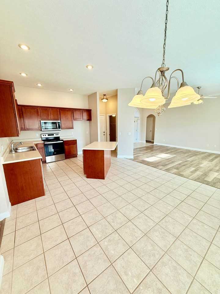 1148 S Elmwood Ave - Photo 6 of 33