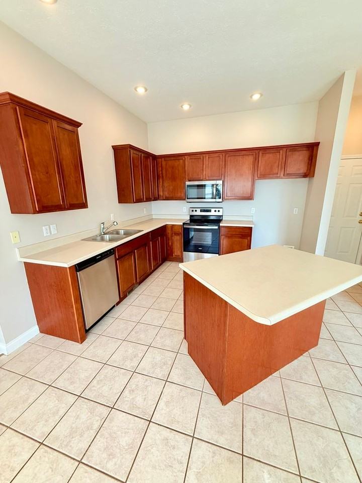 1148 S Elmwood Ave - Photo 7 of 33