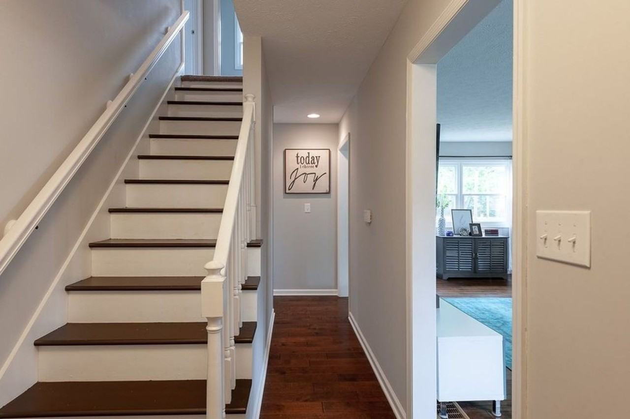 2212 East Queens Way - Photo 3 of 32