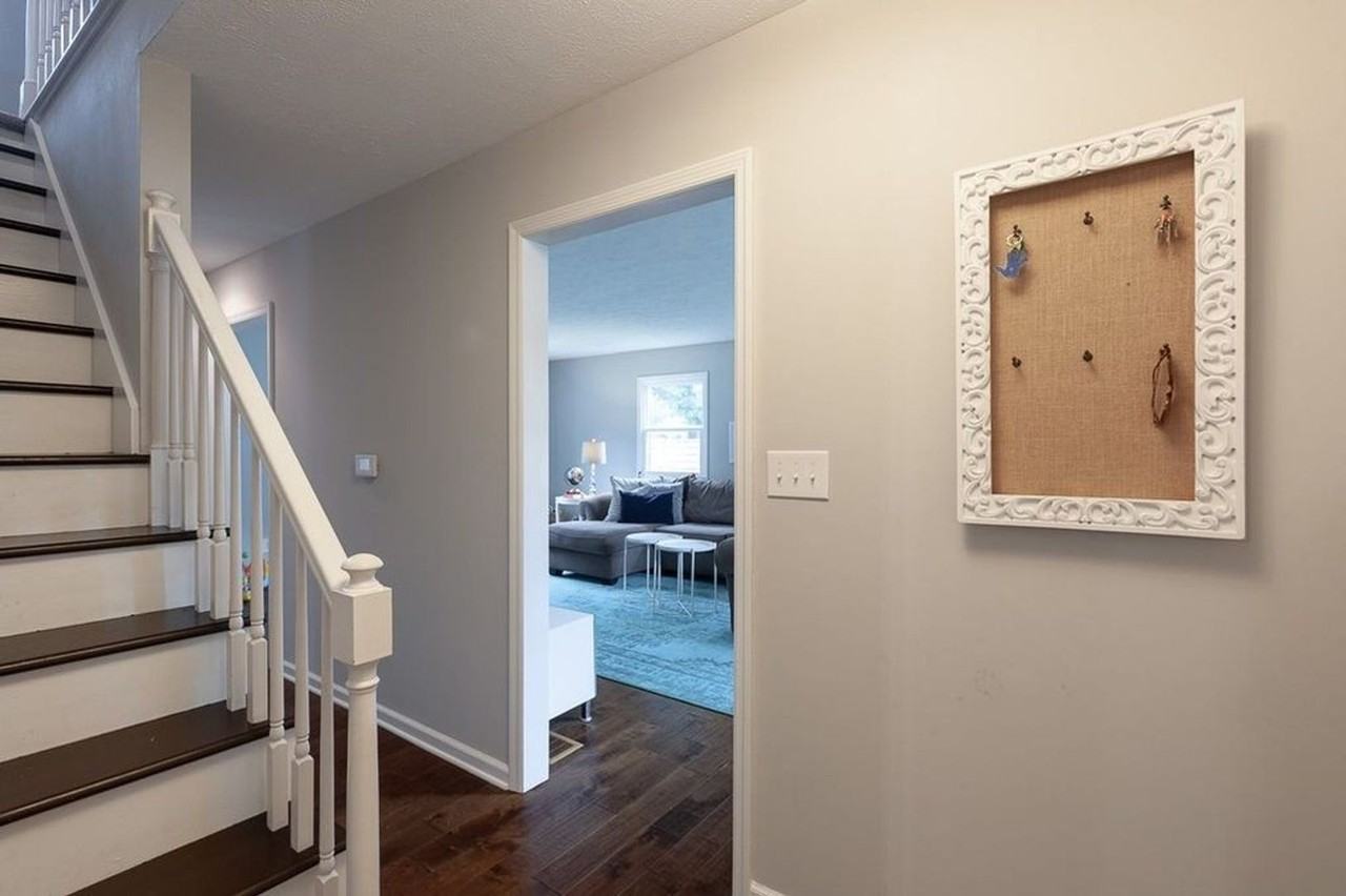 2212 East Queens Way - Photo 4 of 32