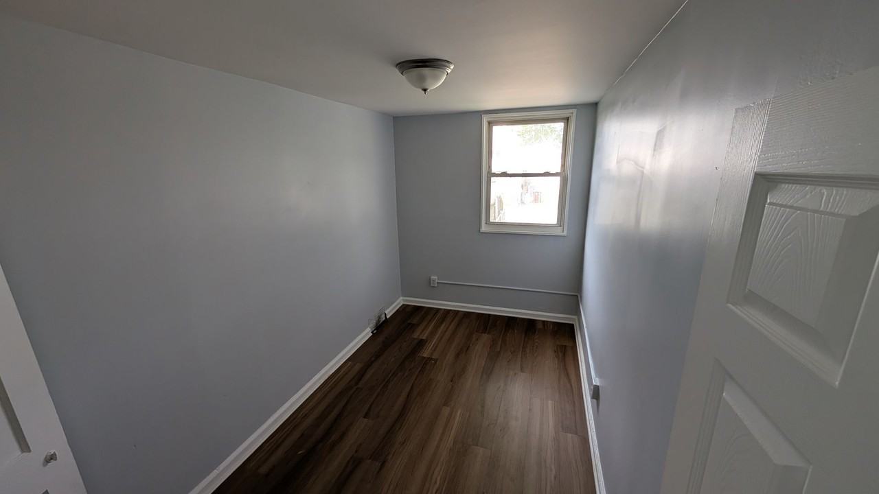 933 E 27th St - Photo 2 of 8