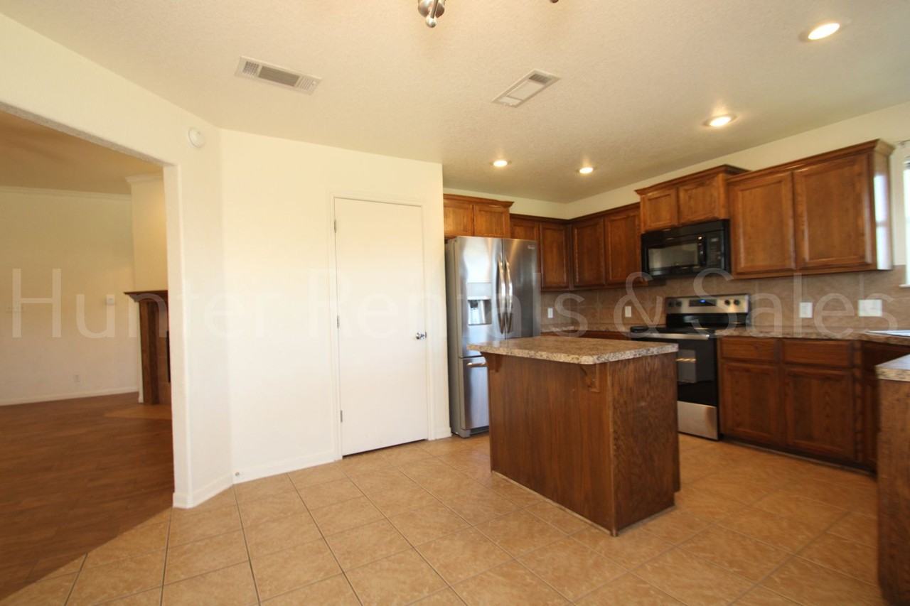 709 Aries Ave - Photo 7 of 31