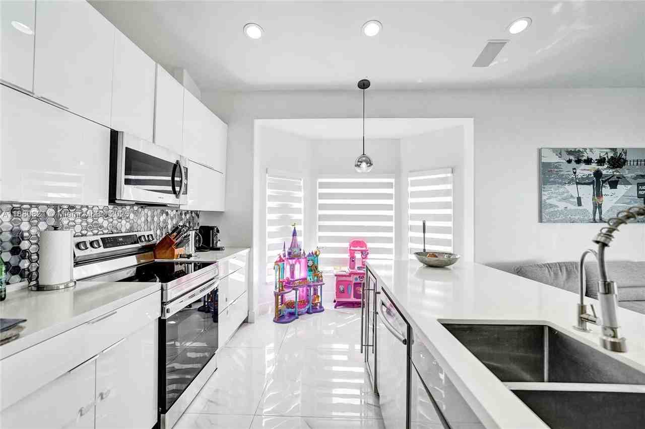 4955 Sw 33rd Ave - Photo 3 of 17