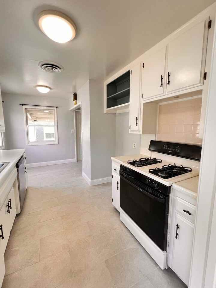 2708 Drake St - Photo 5 of 17