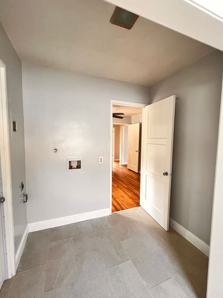 2708 Drake St - Photo 6 of 17