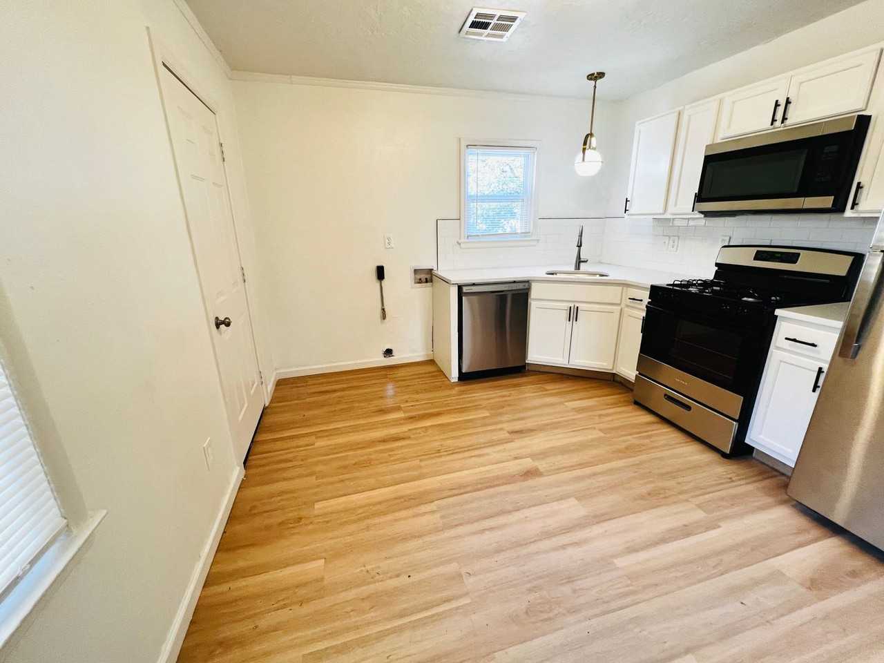 533 E Douglas Dr - Photo 3 of 8