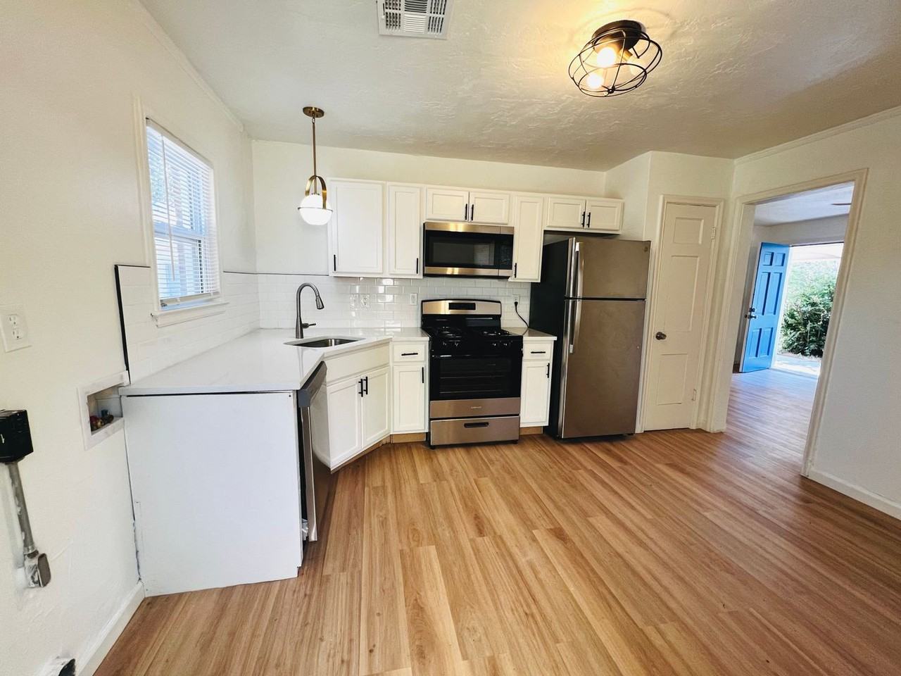 533 E Douglas Dr - Photo 4 of 8