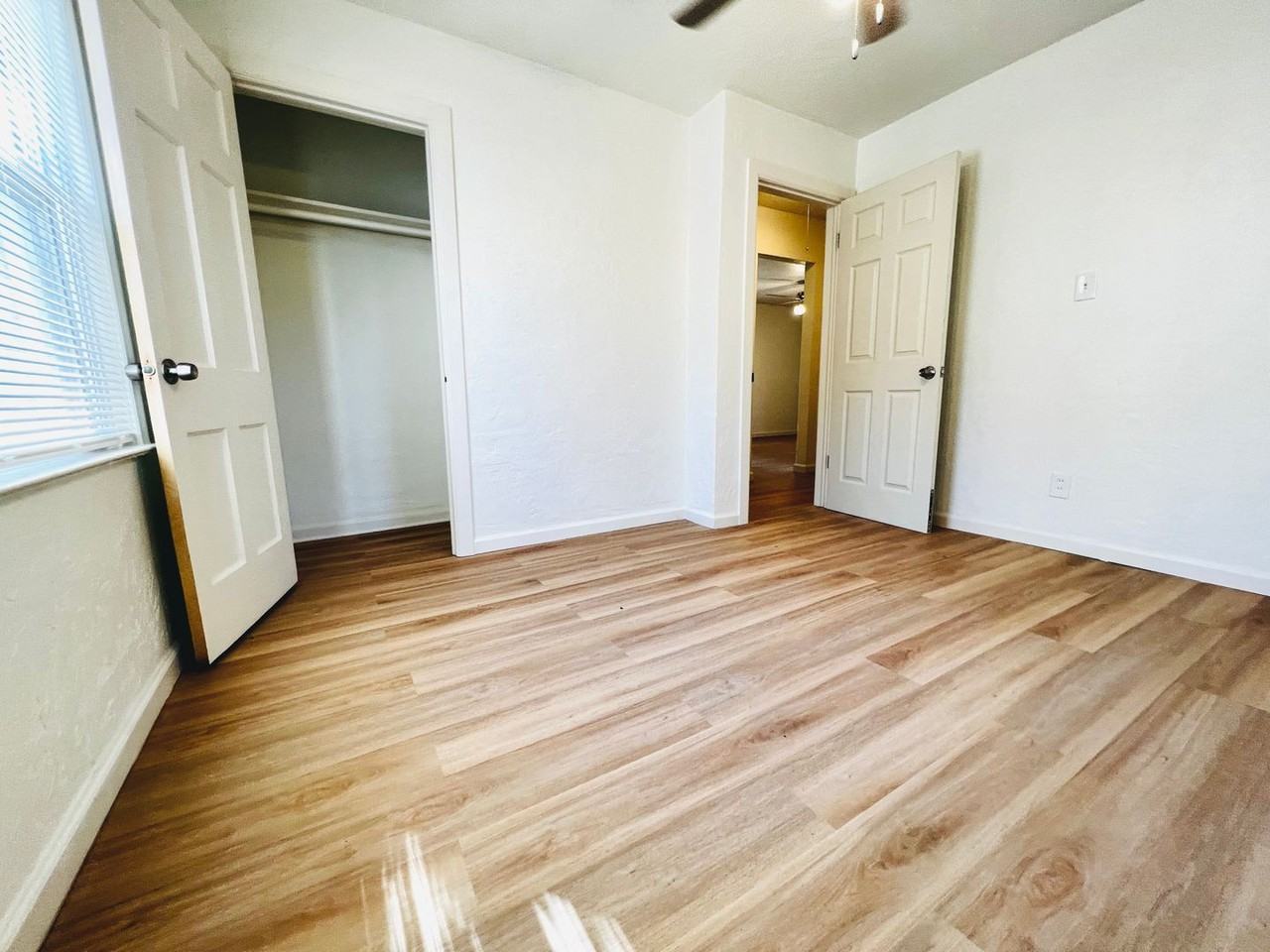 533 E Douglas Dr - Photo 5 of 8