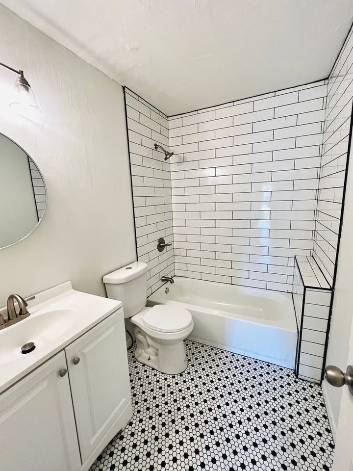 533 E Douglas Dr - Photo 6 of 8