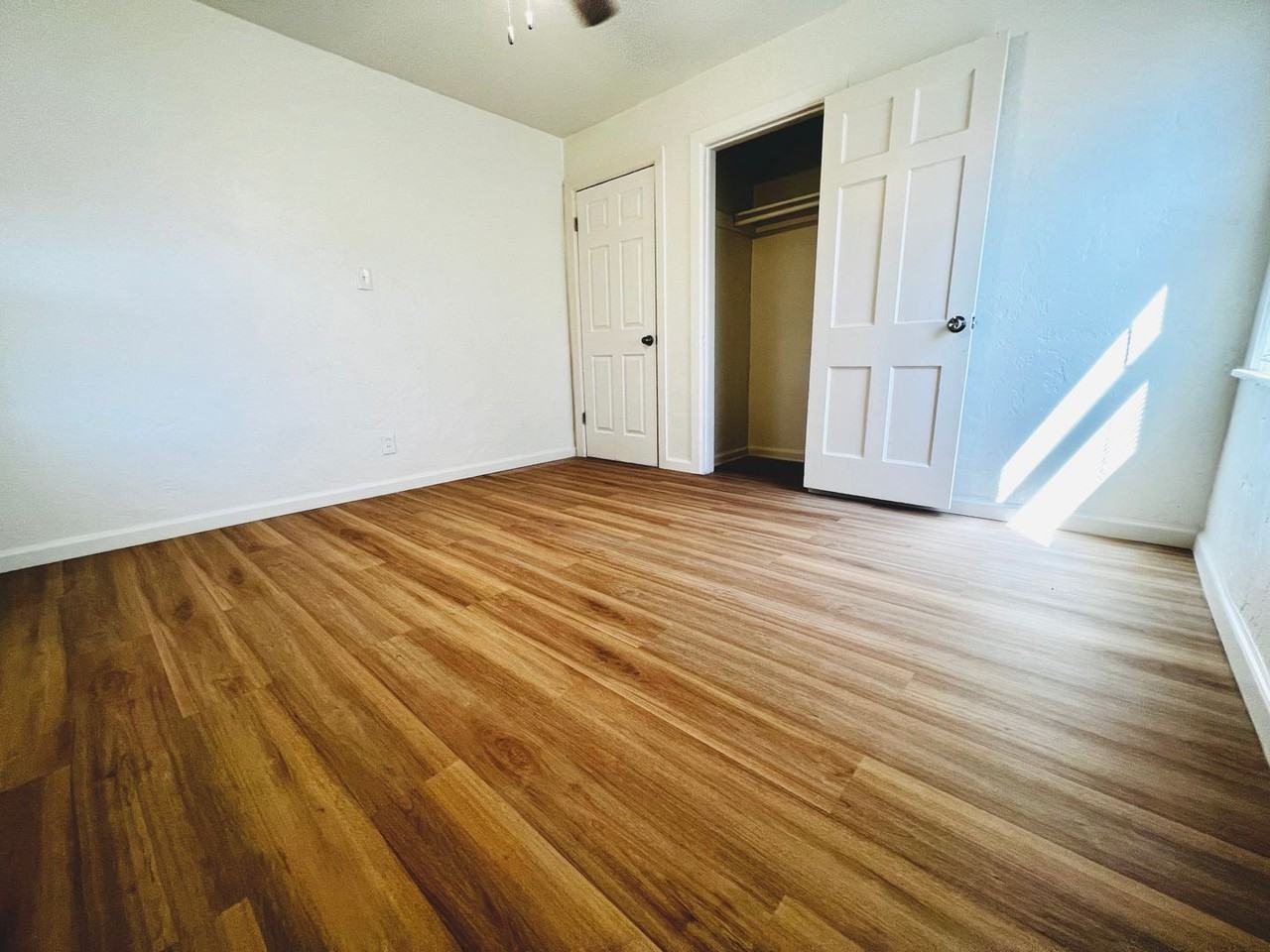 533 E Douglas Dr - Photo 7 of 8