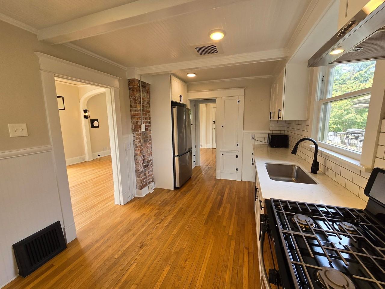 1631 Oakes Ave - Photo 4 of 23