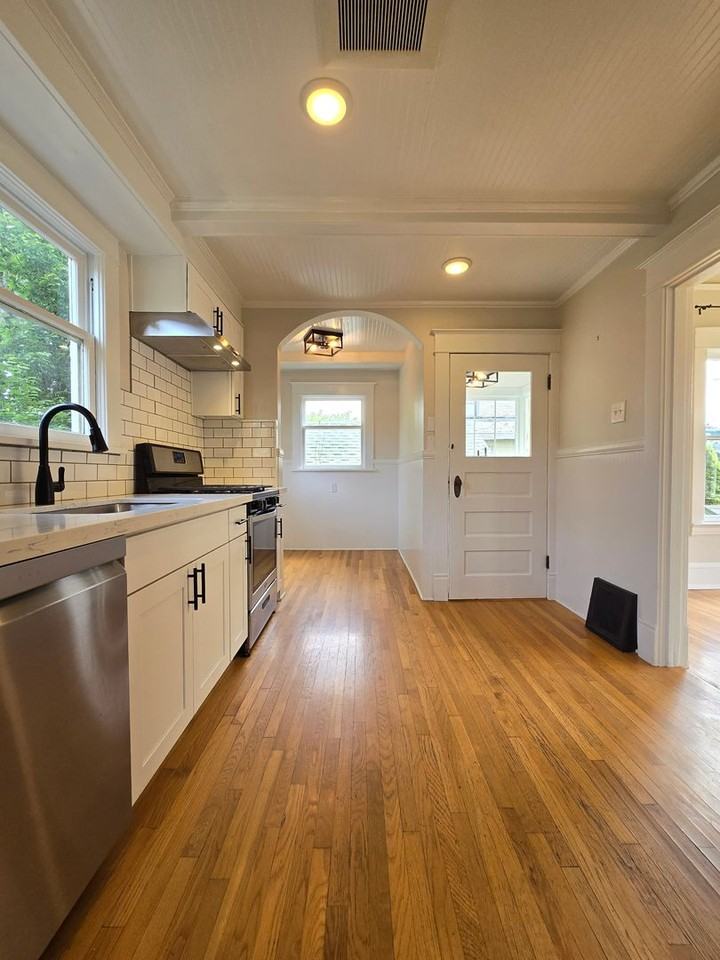 1631 Oakes Ave - Photo 5 of 23