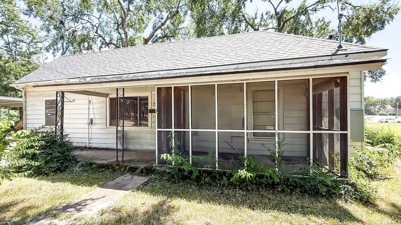 1104 E Main St - Photo 2 of 10