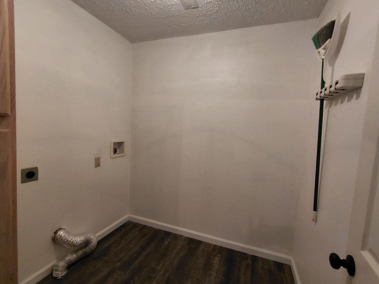 15495 Tampa Rd - Photo 3 of 28