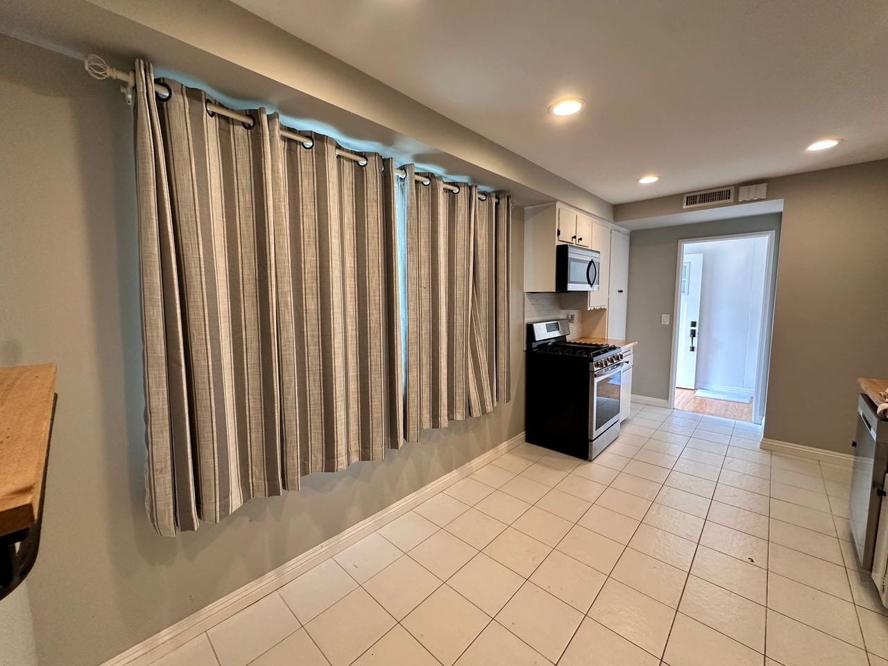 1211 S Oakhaven Dr - Photo 2 of 16