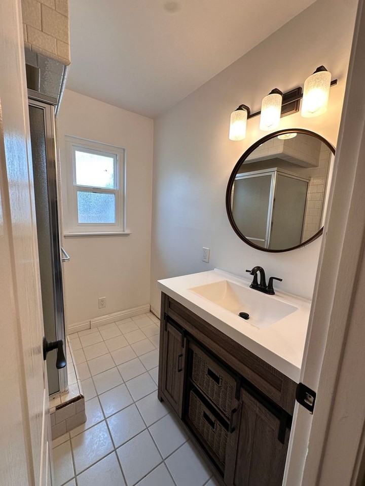 1211 S Oakhaven Dr - Photo 7 of 16